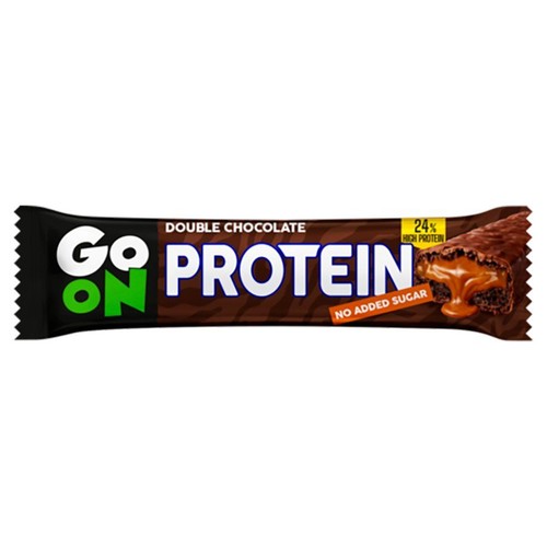 Go ON Protein, baton o smaku podwójnej czekolady. Produkt w czarnym opakowaniu z zielonym i białym napisem. Zawiera 24% białka, bez dodatku cukru. Widoczny przekrój batona z płynnym, karmelowym nadzieniem.