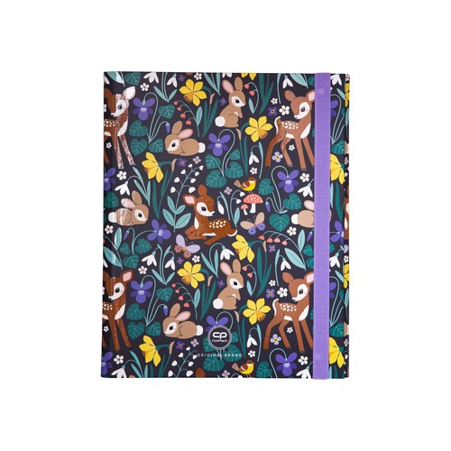 Notebook lub planer z okładką w ciemnym kolorze, ozdobioną wzorem leśnym. Wzór zawiera sarny, króliki, motyle, ptaki, grzyby oraz różnokolorowe kwiaty i liście. Na prawej krawędzi znajduje się fioletowa gumka do zamykania.