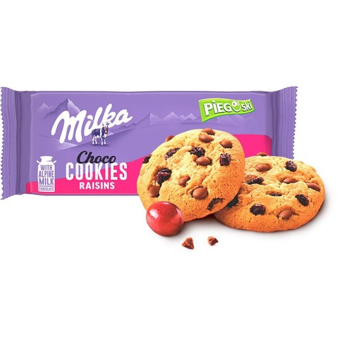 Milka Choco Cookies Raisins w fioletowym opakowaniu. Obok dwa ciasteczka z kawałkami czekolady i rodzynkami.