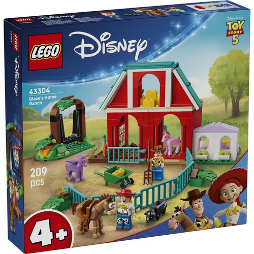 Pudełko z zestawem LEGO Disney Pixar Toy Story 5, Blaze's Horse Ranch. Zawiera 209 elementów do zbudowania rancza z czerwoną stajnią, figurkami Woody'ego, Jessie, koni, wózkiem i sianem. Przeznaczony dla dzieci w wieku 4+.