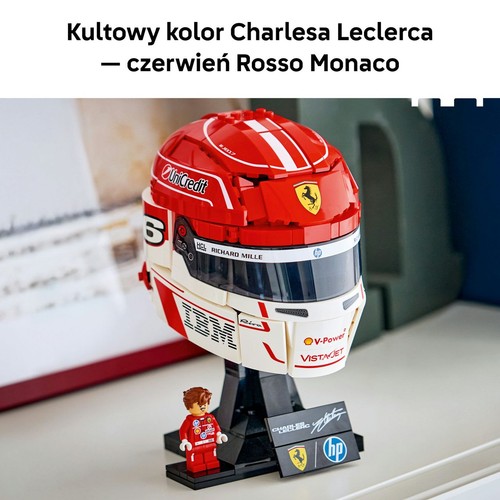 Replika kasku Formuły 1 Charlesa Leclerca zbudowana z klocków LEGO, w kolorach czerwonym i białym. Kask ozdobiony jest logo sponsorów takich jak UniCredit, Richard Mille, IBM. Na podstawce znajduje się podpis i logo Ferrari oraz HP. Obok stoi figurka LEGO.