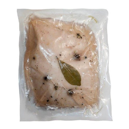Filet z piersi indyka wysokobiałkowy, w opakowaniu próżniowym, z ziarnami pieprzu i liściem laurowym.