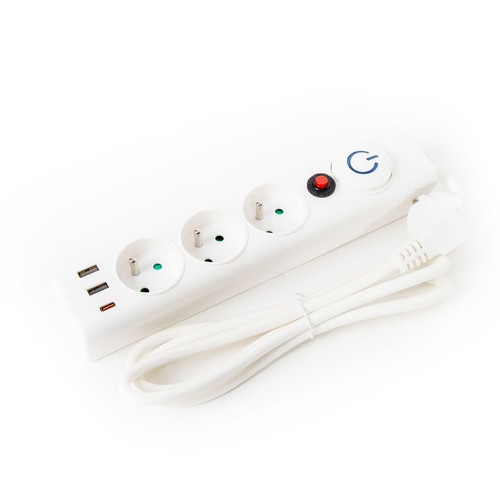 Listwa zasilająca w kolorze białym z trzema gniazdami, trzema portami USB i przyciskiem zasilania.