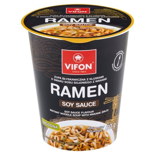 Zupa błyskawiczna Vifon Ramen w kubku, o smaku sosu sojowego z wakame. Opakowanie jest czarne z brązowymi wzorami i grafiką gotowego dania. Produkt jest łagodny, zawiera widelec w środku. Masa netto wynosi 60 gramów.