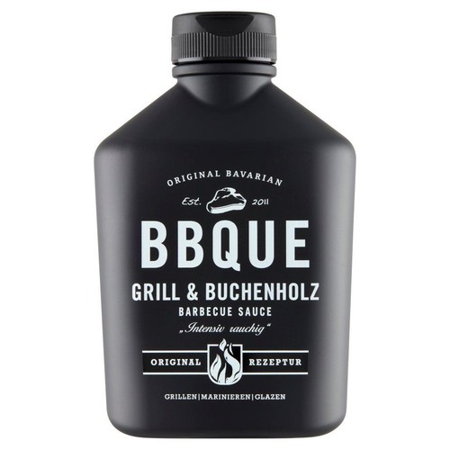 Butelka sosu barbecue BBQUE Grill & Buchenholz. Czarna butelka z czarną zakrętką. Na etykiecie widnieje informacja "Oryginalna Bawarska" i "Intensywnie wędzony". Przeznaczony do grillowania, marynowania i glazurowania.