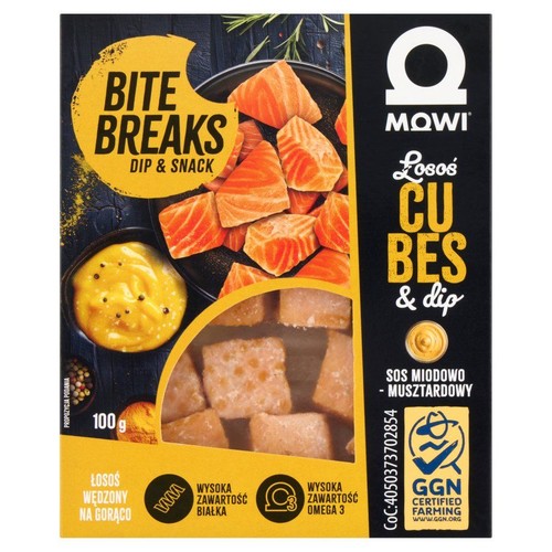 Opakowanie MOWI Łosoś Cubes & Dip, 100g. Na górze grafika z kostkami łososia wędzonego na gorąco i sosem miodowo-musztardowym. Na dole przezroczyste okienko z widocznymi kostkami łososia. Produkt bogaty w białko i Omega 3.
