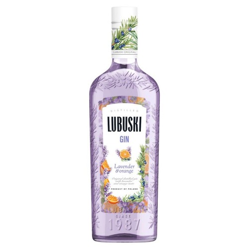 Fioletowa butelka ginu Lubuski Lavender & Orange. Na etykiecie widoczne są grafiki kwiatów lawendy, plasterków pomarańczy oraz gałązek jałowca z jagodami. Butelka ma wytłoczone wzory. Zakrętka jest biała z zielonymi gałązkami.