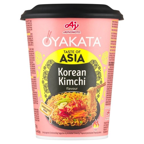 Różowy kubek Ajinomoto Oyakata z makaronem instant o smaku koreańskiego kimchi. Na etykiecie grafika dania z sosem.
