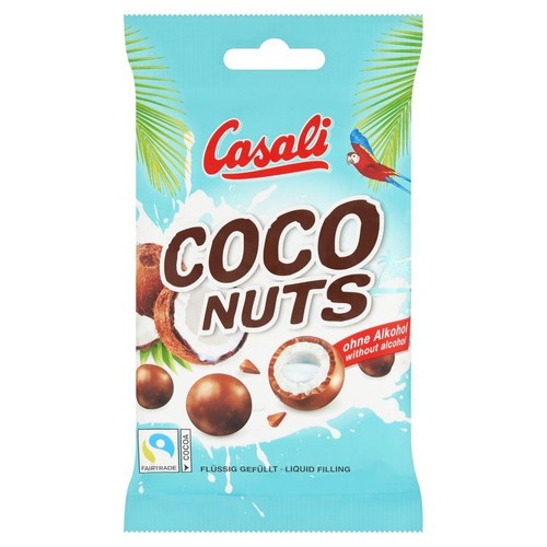 Opakowanie Casali Coco Nuts, czekoladki z płynnym nadzieniem kokosowym. Na jasnoniebieskim tle z palmami widać kokosy, czekoladki i papugę. Produkt bez alkoholu, z kakao Fairtrade.