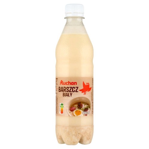 Przezroczysta plastikowa butelka z białym barszczem Auchan o pojemności 480 ml. Na etykiecie widnieje nazwa produktu oraz grafika przedstawiająca miskę gotowego barszczu z połówkami jajka i plasterkami kiełbasy.