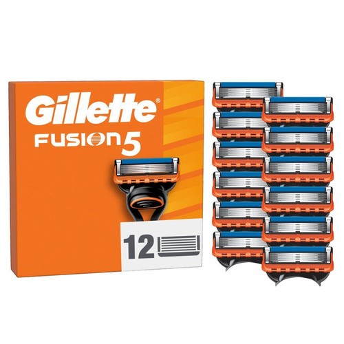 Opakowanie 12 wymiennych ostrzy Gillette Fusion 5. Obok stos 12 niebiesko-pomarańczowych ostrzy.