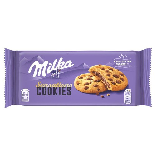 Fioletowe opakowanie ciastek Milka Sensations z kawałkami czekolady. Na opakowaniu grafika dwóch ciastek, jedno przełamane.