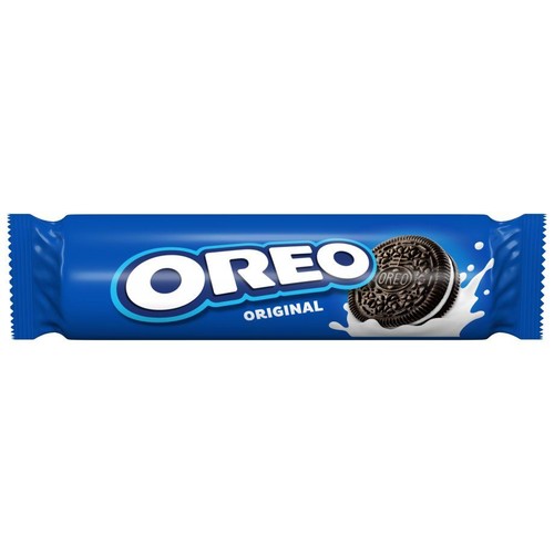 Niebieskie opakowanie ciastek Oreo Original. Na opakowaniu grafika ciastka Oreo zanurzonego w mleku.