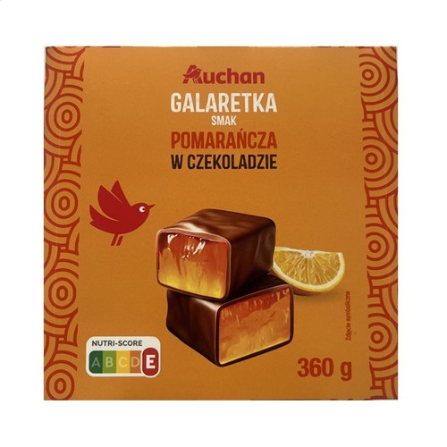 Pomarańczowe opakowanie galaretki Auchan o smaku pomarańczowym w czekoladzie, 360 g. Na froncie grafika dwóch prostokątnych galaretek oblanych czekoladą, obok plasterek pomarańczy. W lewym rogu mały czerwony ptak.