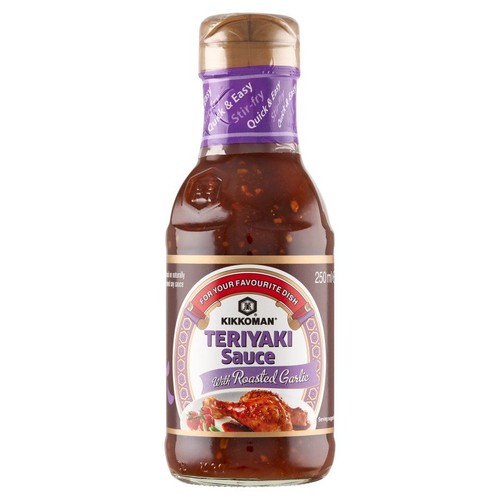 Kikkoman Sos Teriyaki z pieczonym czosnkiem w szklanej butelce o pojemności 250 ml. Na etykiecie danie z kurczakiem.