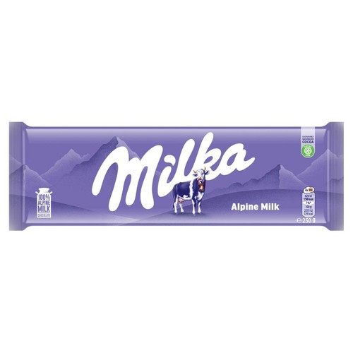 Czekolada mleczna Milka Alpine Milk o wadze 250 g w fioletowym opakowaniu. Na froncie widnieje logo Milka, rysunek krowy na tle alpejskich szczytów oraz tekst "100% Alpine Milk Chocolate". Opakowanie informuje o kakao ze zrównoważonych źródeł.