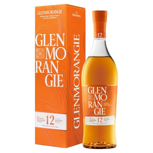 Glenmorangie The Original, 12-letnia szkocka whisky single malt, w przezroczystej butelce z pomarańczową etykietą i korkiem. Obok stoi pomarańczowe opakowanie z nazwą marki. Whisky dojrzewała w beczkach po bourbonie.
