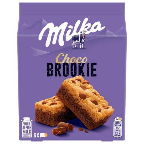 Fioletowe opakowanie Milka Choco Brookie z dwoma ciastkami brownie-cookie i kawałkami czekolady. Zawiera 6 sztuk.