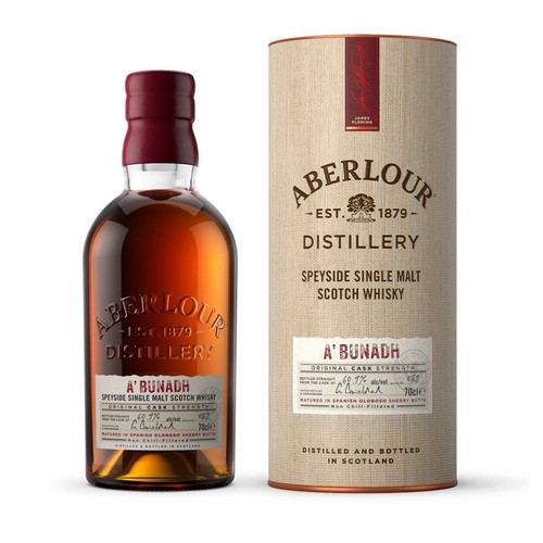 Aberlour A'bunadh Original Cask Strength Speyside Single Malt Scotch Whisky 700ml, 61.1% alkoholu. Butelka z etykietą i beżowe opakowanie kartonowe. Whisky destylowana i butelkowana w Szkocji, dojrzewała w beczkach po sherry Oloroso.