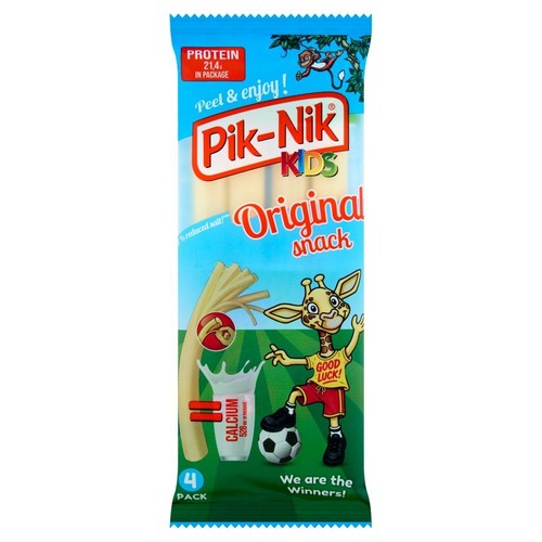 Opakowanie Pik-Nik Kids Original snack, 4 serowe paluszki. Zawiera białko 21,4 i wapń 528. Grafika żyrafy grającej w piłkę.