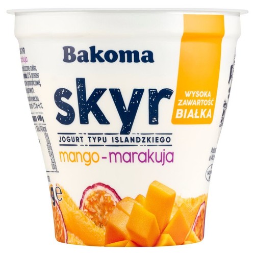 Biały kubek jogurtu Bakoma Skyr mango-marakuja. Produkt wysokobiałkowy, typu islandzkiego.