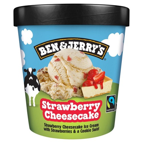 Lody Ben & Jerry's o smaku sernika truskawkowego. Na opakowaniu grafika lodów z truskawkami i wirami ciasteczkowymi.