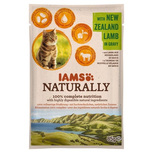 Saszetka karmy IAMS NATURALLY dla kota, jagnięcina w sosie. Opakowanie 85g z wizerunkiem kota i zielonym krajobrazem.