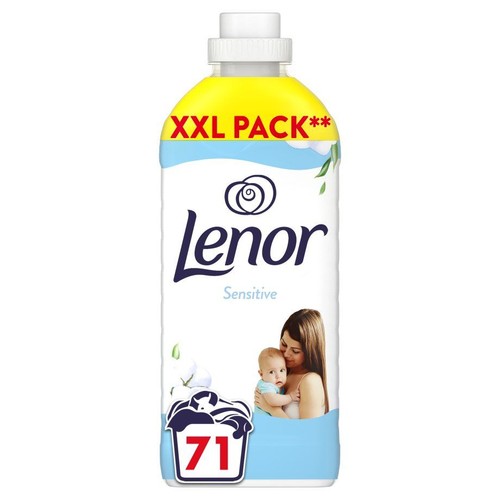 Płyn do płukania Lenor Sensitive w opakowaniu XXL. Butelka z grafiką matki z dzieckiem i bawełną.