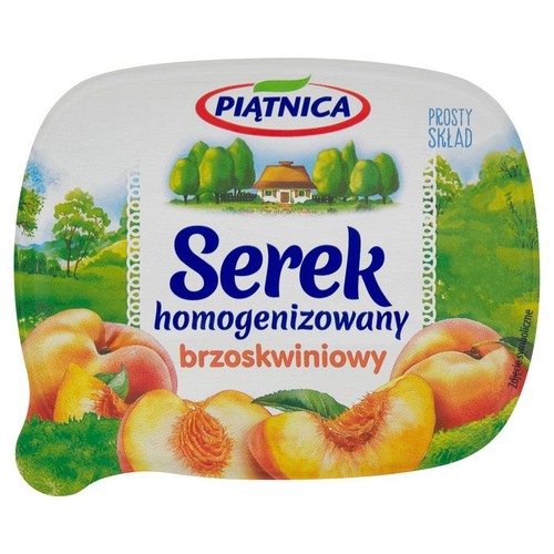 Opakowanie serka homogenizowanego Piątnica brzoskwiniowego. Na etykiecie grafika wiejskiego krajobrazu i ilustracje brzoskwiń.