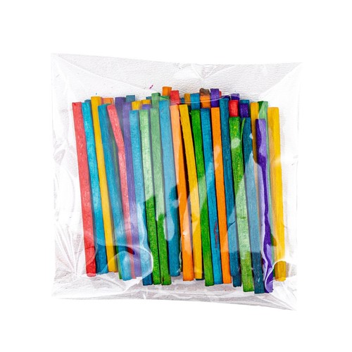 Woreczek z przezroczystego plastiku wypełniony wieloma kolorowymi patyczkami kreatywnymi. Patyczki są czerwone, pomarańczowe, żółte, zielone, niebieskie i fioletowe.