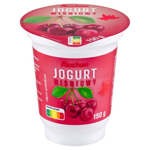 Biały kubek jogurtu wiśniowego Auchan, 150 g. Czerwona etykieta z grafiką wiśni.
