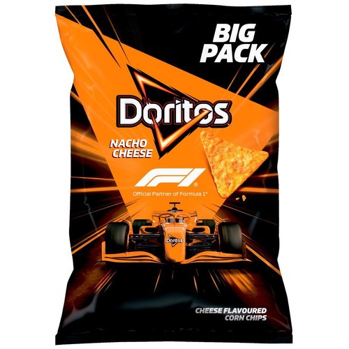 Duże, czarno-pomarańczowe opakowanie chrupek kukurydzianych Doritos Nacho Cheese. Na opakowaniu widnieje logo Doritos, napis "Nacho Cheese" oraz logo "Official Partner of Formula 1" z grafiką bolidu.