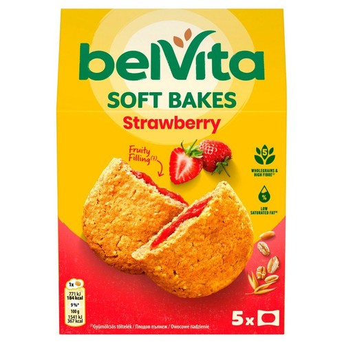 Opakowanie ciastek Belvita Soft Bakes Strawberry. Widoczne dwa ciastka z owocowym nadzieniem truskawkowym i świeże truskawki.