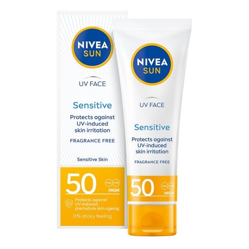 Biała tuba kremu Nivea Sun UV Face Sensitive SPF50 50ml z pomarańczową zakrętką, obok białe kartonowe opakowanie.