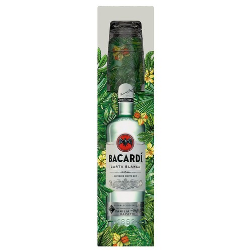 Butelka rumu Bacardi Carta Blanca w tropikalnym opakowaniu z liśćmi i kwiatami. Na górze opakowania znajduje się szklanka.