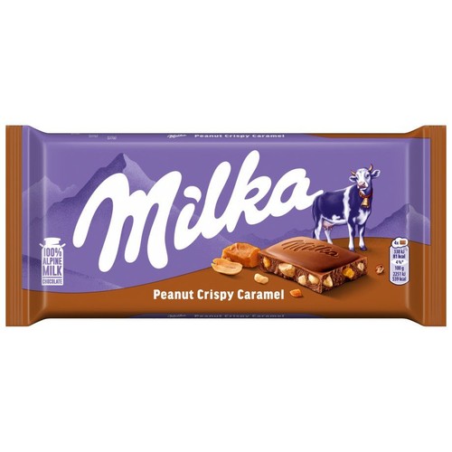 Czekolada Milka Peanut Crispy Caramel, 100% alpejska czekolada mleczna. Fioletowe opakowanie z grafiką przedstawiającą przełamany batonik czekoladowy z orzeszkami ziemnymi i chrupiącym karmelem oraz luźne składniki.