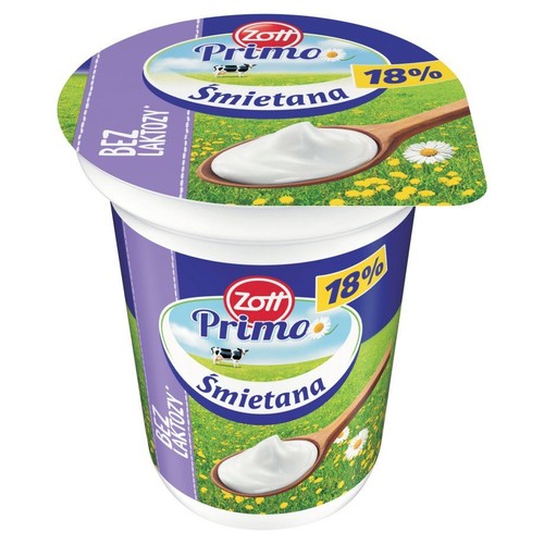 Kubek śmietany Zott Primo 18% bez laktozy. Na etykiecie grafika zielonej łąki, kwiatów i drewnianej łyżki z kremem.
