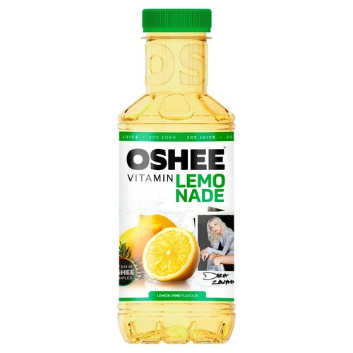 Przezroczysta plastikowa butelka napoju OSHEE Vitamin Lemonade z zieloną zakrętką. Na etykiecie widnieje nazwa produktu, informacja o 20% soku, grafiki cytryn i gałązki sosny oraz wizerunek Darii Zawiałow. Smak cytrynowo-sosnowy.