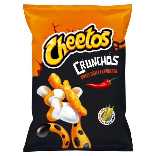 Pomarańczowo-czarna paczka Cheetos Crunchos. Widoczne chrupki kukurydziane o smaku słodkiego chili i czerwona papryczka.