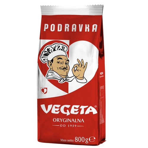Czerwono-biała torebka przyprawy Vegeta Original marki Podravka, o wadze netto 800g. Na opakowaniu widnieje grafika uśmiechniętego kucharza w białym sercu, wykonującego gest "OK". Produkt jest wegetariański.