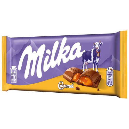 Czekolada mleczna alpejska Milka Karmel 100g. Fioletowe opakowanie z żółtymi brzegami. Na etykiecie logo Milka, krowa i góry. Obok dwie kostki czekolady z widocznym, płynnym nadzieniem karmelowym. Opis "100% Alpine Milk Chocolate".