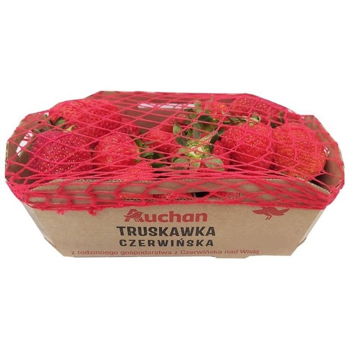 Opakowanie truskawek Auchan Czerwińska. Czerwone owoce w brązowej tacce, przykryte czerwoną siatką.