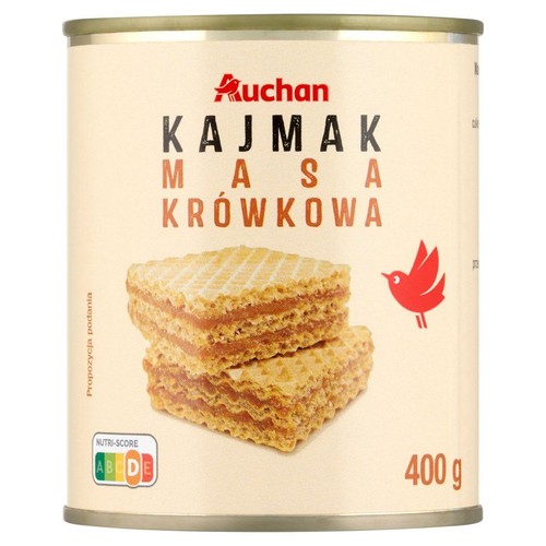 Puszka 400 g masy krówkowej Kajmak firmy Auchan. Etykieta w kolorze beżowym z czerwonym logo Auchan i nazwą produktu. Na etykiecie widoczna jest również grafika dwóch wafli z masą krówkową, symbolizująca sugerowany sposób podania.