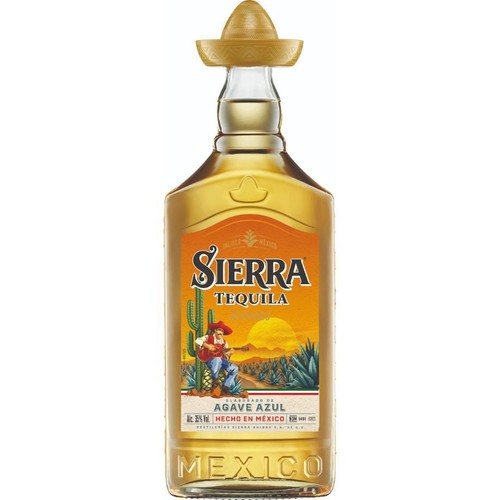 Butelka tequili Sierra z etykietą przedstawiającą pustynny krajobraz z kaktusami, agawami i postacią grającą na gitarze. Na zakrętce sombrero.