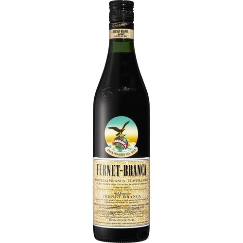 Butelka Fernet-Branca z ciemnego szkła, z czarną zakrętką. Na beżowej etykiecie widnieje nazwa "FERNET-BRANCA", logo z orłem lecącym nad globusem z napisem "BRANCA" oraz informacja "CASA FONDATA NEL 1845" (Dom założony w 1845). Produkt włoski.