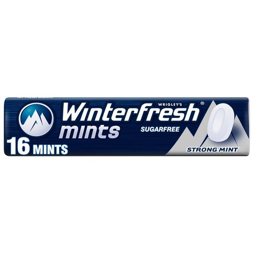 Produkt: miętówki Wrigley's Winterfresh, bez cukru, w ciemnoniebieskim opakowaniu. Zawiera 16 pastylek o intensywnym smaku mięty. Na etykiecie znajduje się logo z górą oraz ilustracja białej, owalnej pastylki, symbolizującej świeżość.