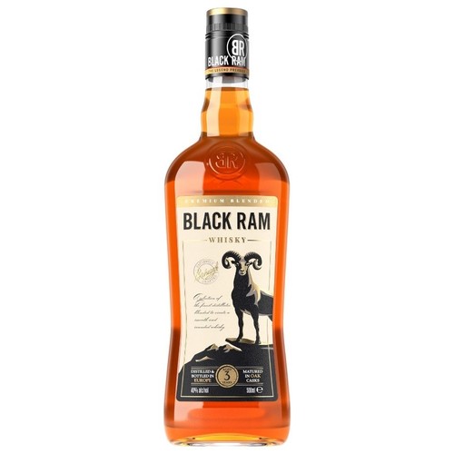 Butelka whisky Black Ram 500 ml. Na beżowej etykiecie czarny baran i napis "Whisky Black Ram". Dojrzewała 3 lata.