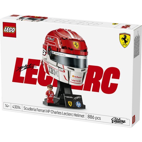 Opakowanie zestawu konstrukcyjnego LEGO przedstawiające kask Charlesa Leclerca z zespołu Scuderia Ferrari. Model kasku jest czerwono-biały, z widocznymi logotypami sponsorów i numerem 16. Obok kasku stoi minifigurka kierowcy. Zestaw ma 886 elementów.