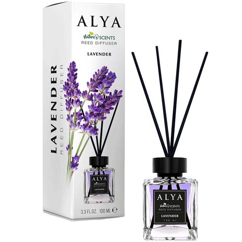 Dyfuzor zapachowy ALYA Nature's Scents Lawenda, 100 ml, z czarnymi patyczkami, obok białe opakowanie z grafiką lawendy.