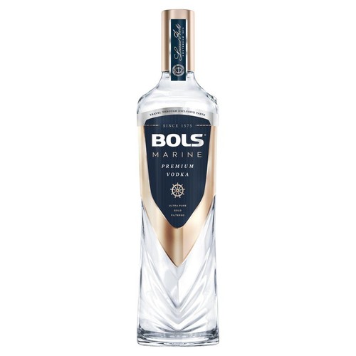 Wódka Bols Marine Premium w eleganckiej, przezroczystej butelce. Granatowa etykieta ze złotymi elementami zawiera logo Bols, nazwę produktu i symbol koła sterowego. Na etykiecie widnieje również informacja "Od 1575"